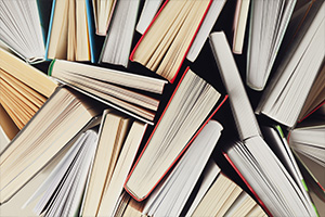 Foto de múltiples llibres vistos des de d'alt.