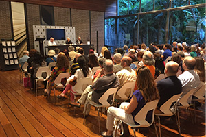 altres-presentacions Sala de presentacións amb ponent i multiples persones assegudes i d'esquenes